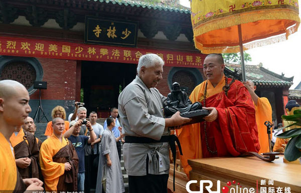 少林寺进香少林寺是中国著名的佛教寺庙之一，位于河南省郑州市登封市。进香是佛教信仰中的一种传统仪式，表达对佛陀的尊敬和信仰。如果您想前往少林寺进香，以下是一些建议